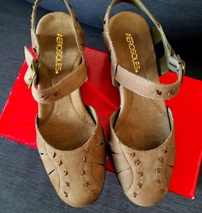 Close toe sandals= 8 1/2